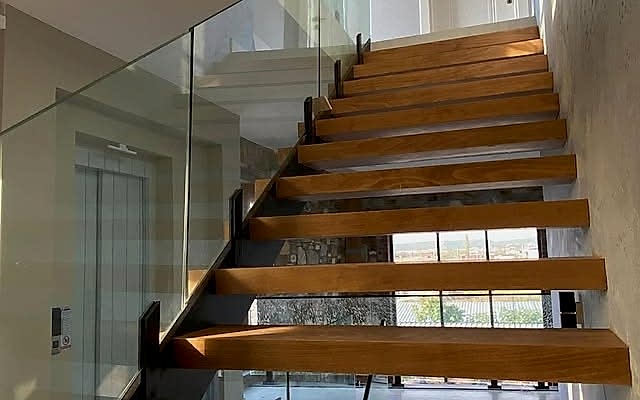 İzmir Cam Korkuluklu Merdiven Fiyatları & Modelleri 2026